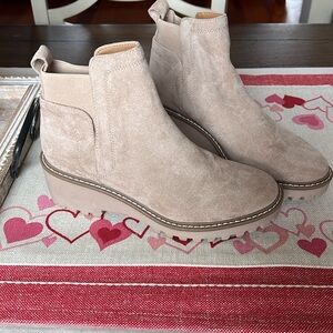 NWOT Dolce Vita Rango Booties